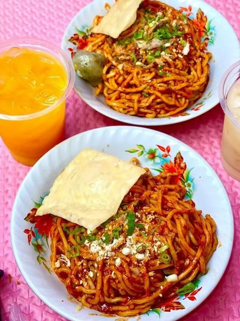 Dua mangkuk mie jebew pedas komplit