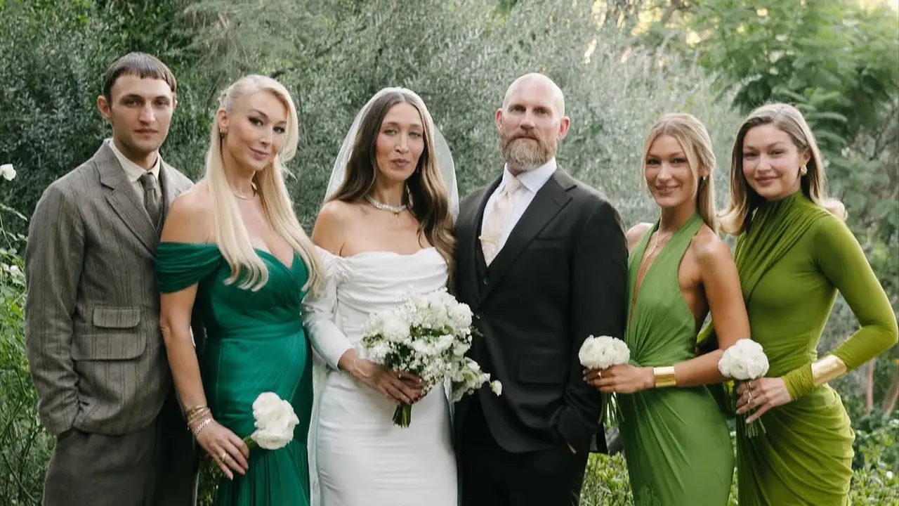 Gigi dan Bella Hadid saat Jadi Bridesmaid di Pernikahan Kakak Sambungnya pakai gaun hijau. [@mangostudios]