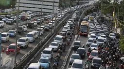 Suasana kemacetan di tol dalam kota Jakarta, Jumat (23/12). Jelang akhir pekan serta libur Natal, kemacetan jam pulang kerja di jalan protokol Ibu Kota menjadi semakin parah.(Liputan6.com/Immanuel Antonius)