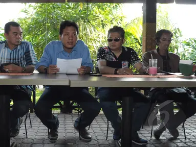 Sejumlah aktivis menduga Ahok menggunakan pengaruh jabatannya terhadap "Ahok Center" Jakarta, Rabu (18/3/2015). Perusahaan tidak mungkin bermitra dengan "Ahok Center" jika Ahok tidak menjadi wagub dan gubernur saat ini. (Liputan6.com/Andrian M Tunay)