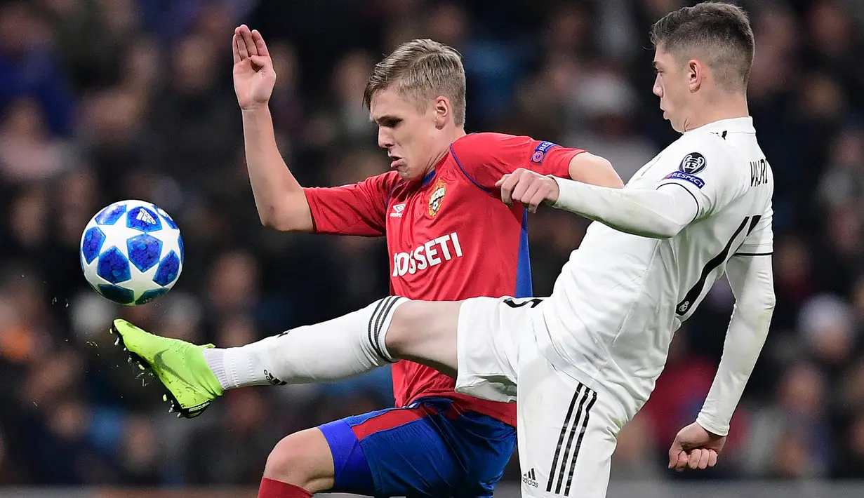 Pemain CSKA Moscow, Arnor Sigurdsson berebut bola dengan pemain Real Madrid, Federico Valverde pada laga terakhir Grup G Liga Champions di Santiago Bernabeu, Rabu (12/12). Real Madrid takluk dengan skor 0-3 dari CSKA Moscow. (JAVIER SORIANO / AFP)