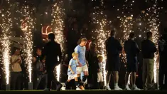 Pemain Manchester City, Kevin De Bruyne bersama kekasih dan anak-anaknya melakukan perpisahan dengan klubnya setelah laga pekan ke-37 Liga Inggris 2024/2025 melawan Bournemouth di Etihad Stadium, Manchester, Inggris, Selasa (21/05/2025) waktu setempat. (AP Photo/Dave Thompson)