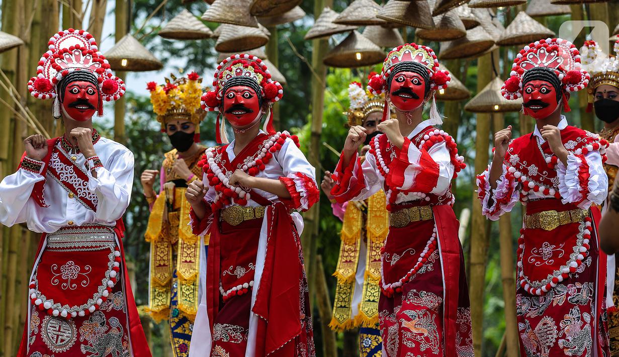 Tarian dan fashion show berlatar belakang alam di Grand Smesco Hills Cisarua, Bogor, Minggu (11/4/2021). Kegiatan Kartini Festival ini untuk mempromosikan campaign perempuan Indonesia berbudaya, berbudi pekerti luhur, dan mencintai produk lokal khas Indonesia. (Liputan6.com/JohanTallo)