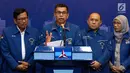 Sekjen Partai Demokrat, Hinca IP Pandjaitan XIII (kedua kiri) memberi keterangan terkait surat dari Susilo Bambang Yudhoyono (SBY), Jakarta, Kamis, (28/2). SBY berpesan agar para kader dan caleg tetap solid. (Liputan6.com/Helmi Fithriansyah)