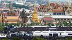 Tampak puluhan ribu pelayat memadati kawasan Grand Palace sambil menyanyikan rekaman lagu kerajaan, di Bangkok, Thailand, (22/10). Ratusan orkestra dan paduan suara secara sukarela  bernyanyi bersama pelayat. (REUTERS/Athit Perawongmetha)