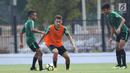 Pemain Timnas Indonesia U-19, Egy Maulana Vikri (tengah) saat latihan jelang laga perdana Grup A Piala AFC U-19 di Lapangan A Kompleks GBK, Jakarta, Rabu (17/10). Indonesia akan melawan Chinese Taipei, Kamis (18/10). (Liputan6.com/Helmi Fithriansyah)