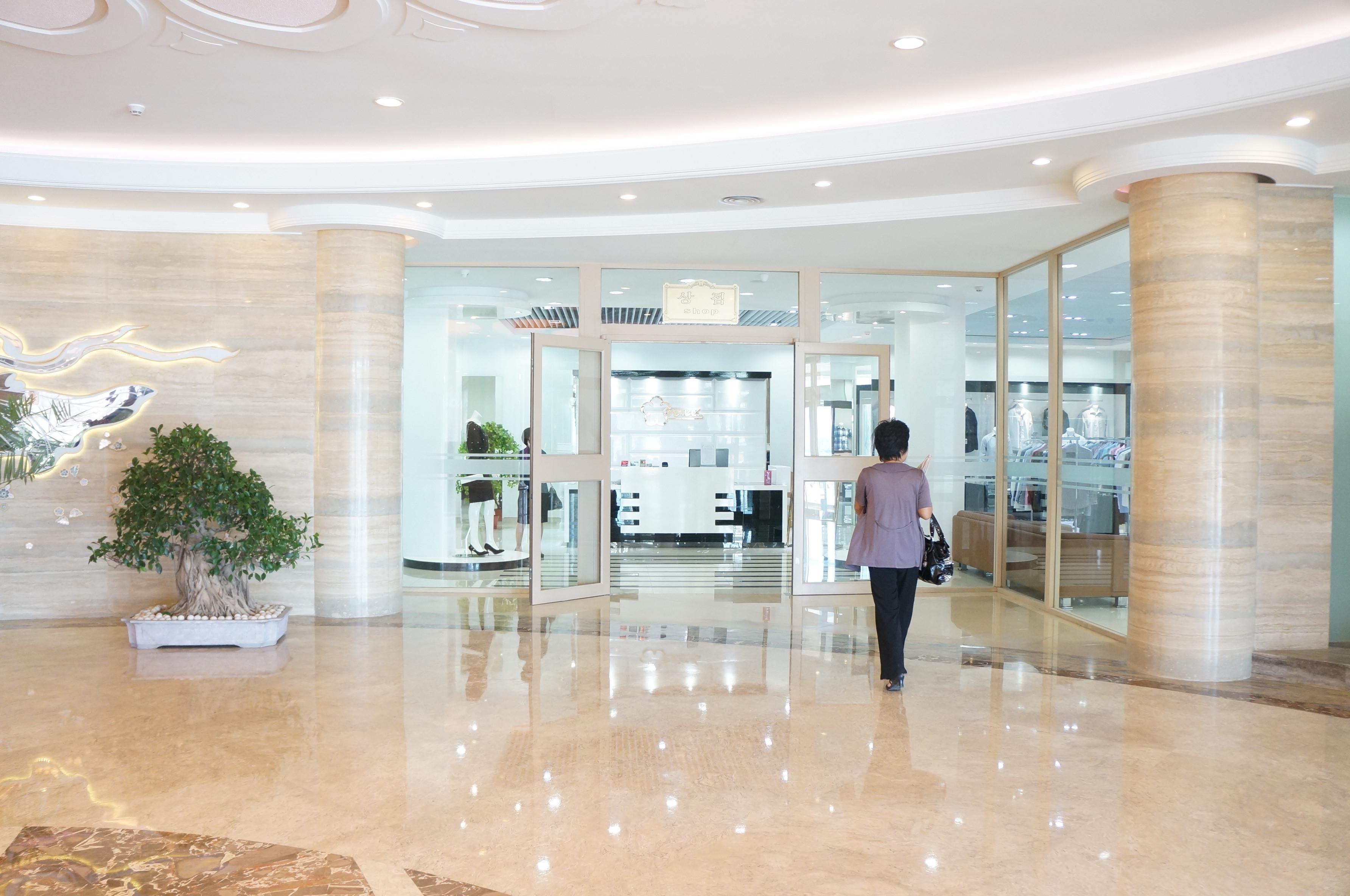 Department Store mewah di Haedanghwa Health Complex, Pyongyang (Wikimedia Commons)