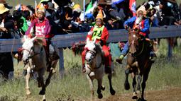 Para joki muda berlomba dalam babak penyisihan balap kuda 8 kilometer yang digelar di festival balap kuda tradisional di Nagqu, Daerah Otonom Tibet, China, 12 Agustus 2020. Po Karyu, seorang joki berusia 13 tahun dari Wilayah Nyainrong, akhirnya keluar sebagai juara di babak final. (Xinhua/Zhang Ruf
