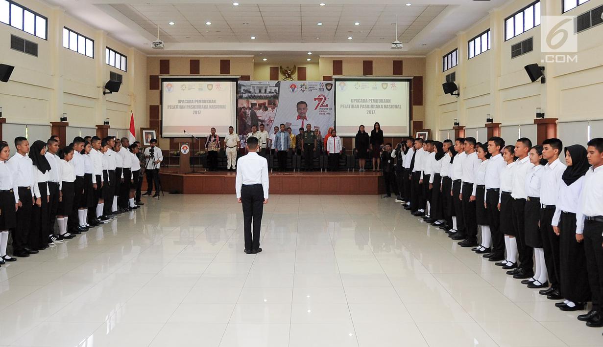 Suasana upacara pembukaan Pemusatan Pendidikan dan Pelatihan (Pusdiklat) Paskibraka Nasional 2017 di PP-PON Cibubur, Jakarta, Rabu (26/7). Pusdiklat Paskibraka Nasional 2017 dibuka oleh Menpora Imam Nahrawi. (Liputan6.com/Yoppy Renato)