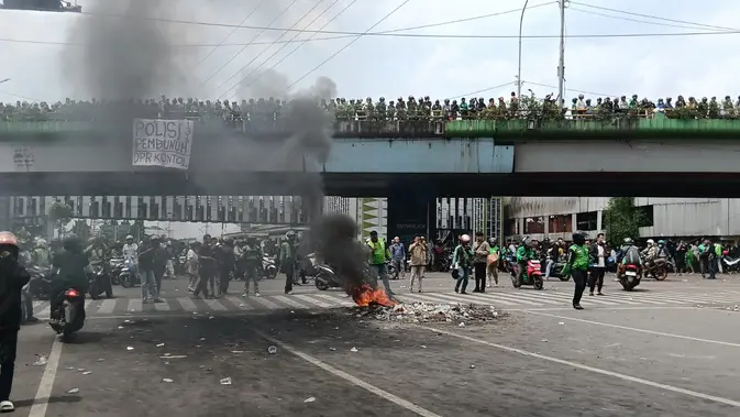 Situasi Terkini: Massa Ojol Bakar Sampah di Flyover Senen, Tutup Jalan Menuju Kwitang