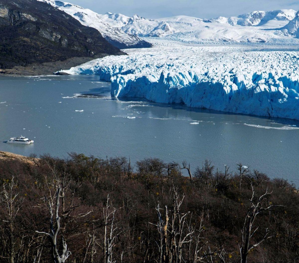 Dengan luas mencapai 600.000 hektare, Taman Nasional Los Glaciares terdiri dari kawasan taman nasional dan cagar nasional yang menawarkan pemandangan alam yang menakjubkan dan menjadi destinasi populer bagi para pecinta alam dan petualang dari seluruh dun