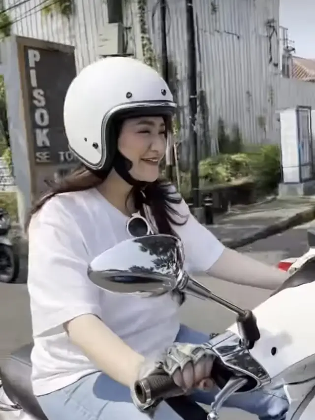 Nathalie Holscher Asik Naik Vespa Bareng Geng Motor