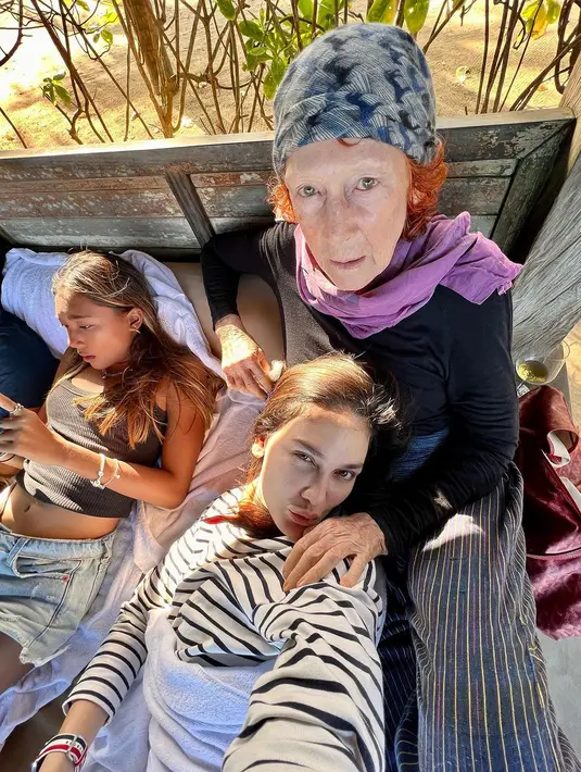 Pemeran Suzzanna dalam film Suzzanna: Malam Jumat Kliwon  tampak bermanja tidur di pangkuan sang ibu yang berdarah Austria. [Instagram/lunamaya]