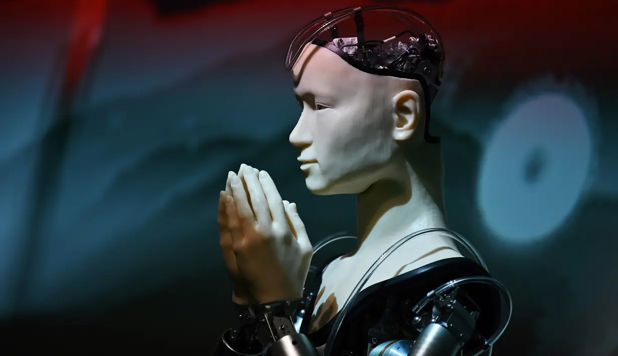 Gambar pada 18 Juni 2019 menunjukkan robot android yang berperan sebagai pendeta di Kuil Kodaiji di Kyoto, Jepang. Dengan menyewa robot Kannon, Kuil Kodaiji berharap dapat menjangkau generasi muda yang tidak tertarik dengan cara beribadah tradisional. (CHARLY TRIBALLEAU/AFP)