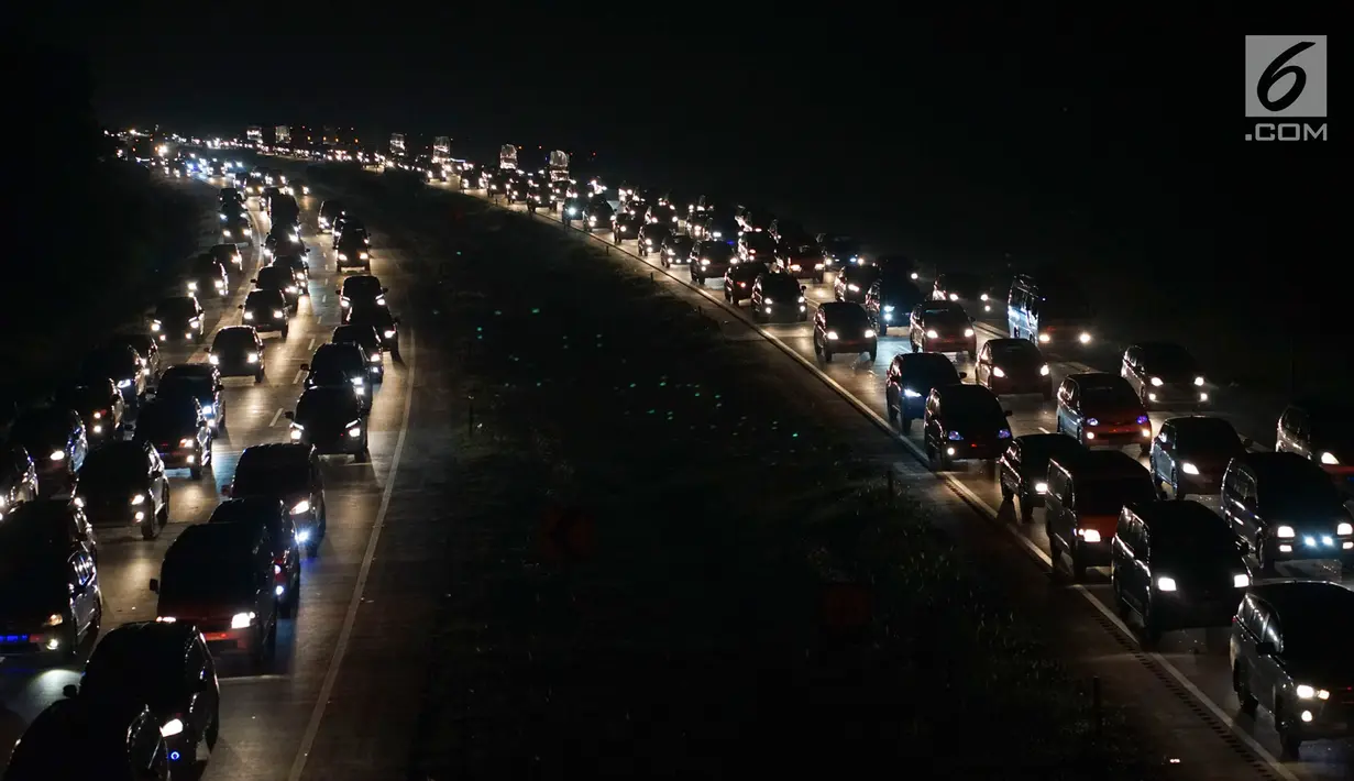 Kendaraan pemudik memadati Tol Cipali arah Cikampek di Jawa Barat, Sabtu (8/6/2019). Menjelang berakhirnya libur lebaran, ruas jalan tol menuju Jakarta pada H+3 semakin dipadati pemudik dan diperkirakan merupakan puncak arus balik 2019. (Liputan6.com/Immanuel Antonius)