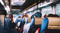 Ilustrasi liburan - bus (Unsplash.com/Annie Spratt)