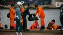 Petugas membawa body part dari kapal Basarnas di JICT II Tanjung Priok, Jakarta, Jumat (15/1/2021).  Badan SAR Nasional (Basarnas) kembali menerima paket kiriman hasil pencarian hari ketujuh. (Liputan.com/Faizal Fanani)