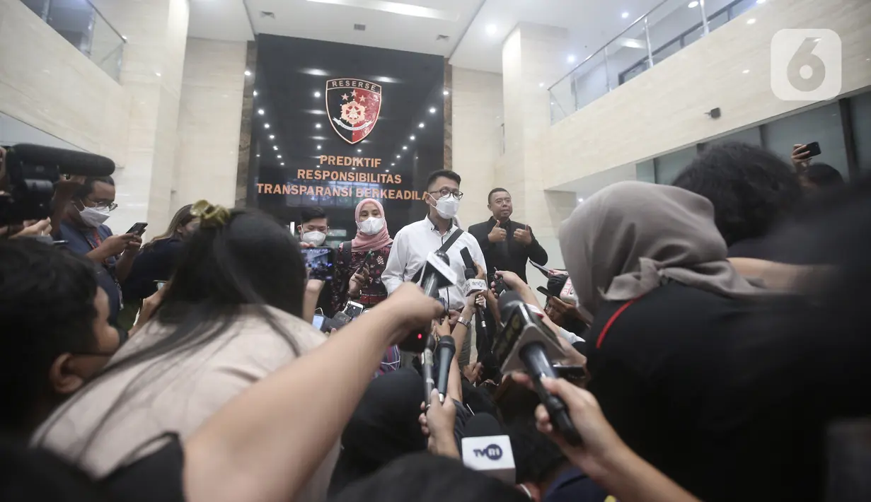 Ketua tim dokter forensik autopsi ulang jenazah Brigadir J yang juga Ketua Umum Perhimpunan Dokter Forensik Indonesia (PDFI) Ade Firmansyah Sugiharto memberikan keterangan saat konferensi pers di Bareskrim Mabes Polri, Jakarta, Senin (22/8/2022). Dalam keterangan tersebut, Ade menyampaikan bahwa hasil autopsi ulang terhadap tubuh Brigadir Nofriansyah Yosua Hutabarat atau Brigadir J tidak terdapat luka penyiksaan selain luka akibat tembakan senjata api. (Liputan6.com/Faizal Fanani)