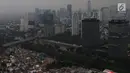 Suasana gedung bertingkat yang terlihat samar karena kabut polusi di Jakarta, Selasa (9/7/2019). Berdasarkan data DLH DKI Jakarta penyebab polusi di Jakarta semakin buruk akibat emisi kendaraan bermotor yang mencapai 75 persen, ditambah pencemaran dari industri dan limbah. (Liputan6.com/Johan Tallo)
