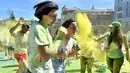 Peserta berlumuran bubuk warna saat mengikuti Color Run di Kiev, Ukraina (4/6). Dalam acara ini peserta yang hadir diperkirakan mencapai ribuan orang. (AFP Photo/Sergei Supinsky)