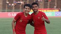 Pemain Timnas Indonesia U-22, Witan Sulaeman, merayakan kemenangan bersama Asnawi Mangkualam pada laga Piala AFF U-22 2019 di Olympic Stadium, Phnom Penh, Kamboja, Minggu (24/2/2019). Indonesia menang 1-0 atas Vietnam. (Bola.com/Zulfirdaus Harahap)