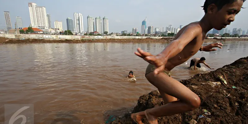 20151126- Berenang di Kanal Banjir Barat-Jakarta- Immanuel Antonius