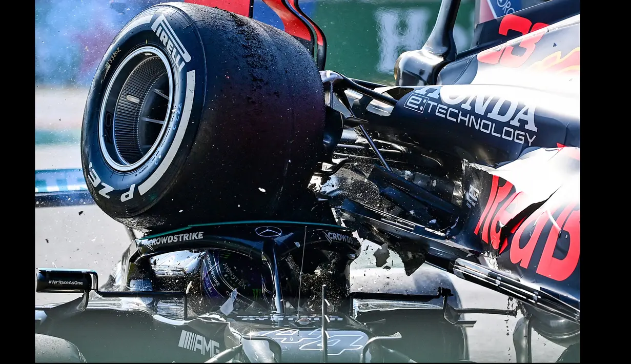 Pembalap Mercedes asal Inggris Lewis Hamilton (kiri) dan pebalap Red Bull asal Belanda Max Verstappen bertabrakan selama Grand Prix Formula Satu Italia di sirkuit Autodromo Nazionale di Monza, pada 12 September 2021. (AFP/Andrej Isakovic)