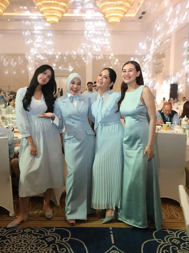 6 Gaya Kembar Annisa Pohan dan Almira Yudhoyono di Acara Peluncuran Skincare Ashanty, Elegansi dalam Balutan Baby Blue