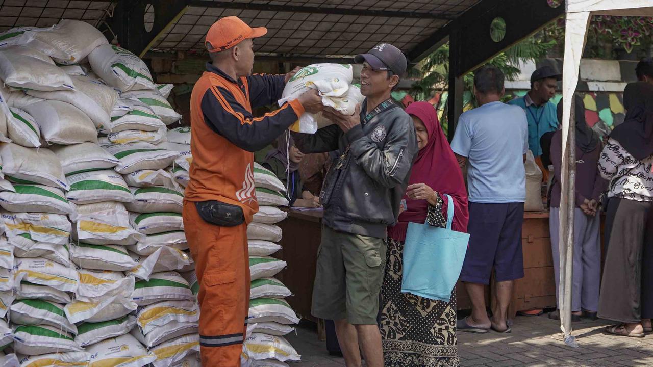 FOTO: 20 Kg Beras untuk Warga Rentan, Pemerintah Gulirkan Bansos Pangan