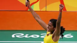 Atlet bulu tangkis India, P.V. Sindhu melakukan selebrasi usai mengalahkan wakil Jepang pada semifinal bulu tangkis wanita di Rio de Janeiro, Brasil, (18/8). P.V. Sindhu menang 2 set langsung atas Nozomi Okuhara. (REUTERS/Marcelo del Pozo)