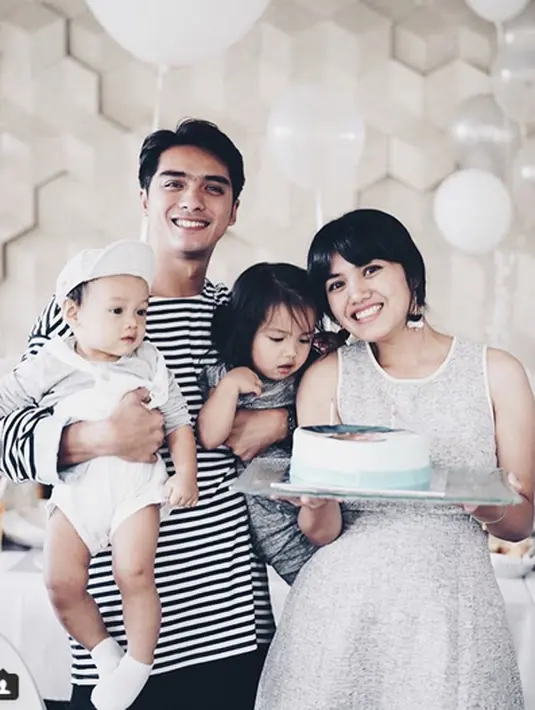 Mereka mengucap ijab kabul di Gedung Serba Guna Senayan, Jakarta. Dilanjutkan dengan resepsi. Mereka sepakat memilih adat Sunda karena Donna Harun dan Fiza berdarah Sunda. (dok.Instagram)