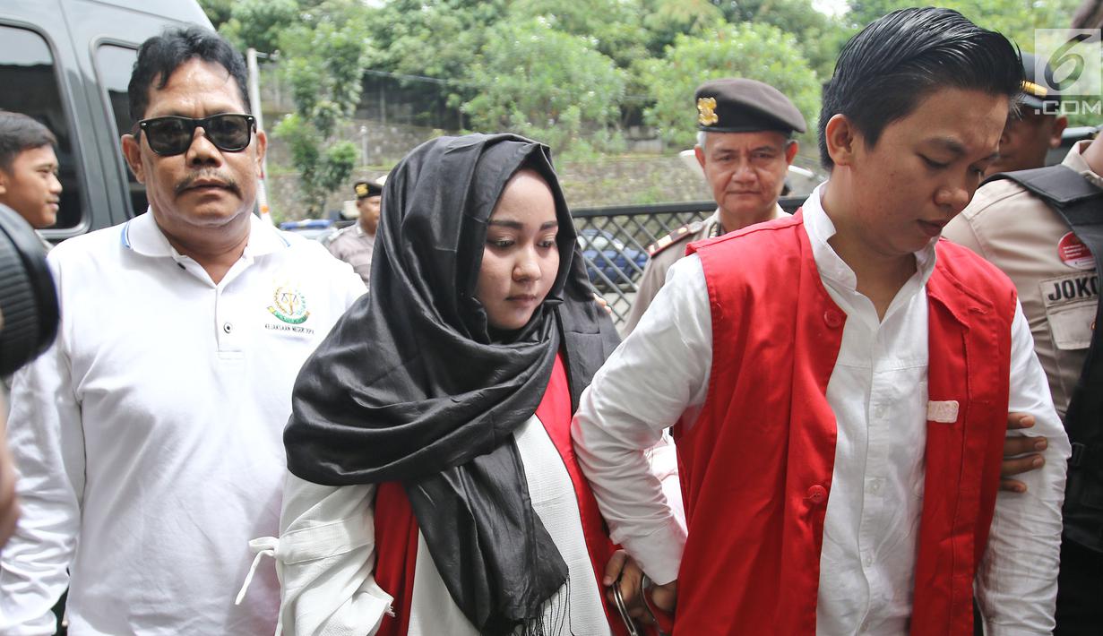 Terdakwa bos First Travel, Anniesa Hasibuan dan Siti Nuraidah alias Kiki setibanya untuk menjalani sidang lanjutan di Pengadilan Negeri Depok, Senin (5/3). Agenda sidang mendengarkan keterangan 6 saksi yang dihadirkan jaksa. (Liputan6.com/Herman Zakharia)