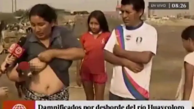 [Bintang] Lagi Diwawancara, Ibu Ini Malah Menyusui Babi di Depan Kamera