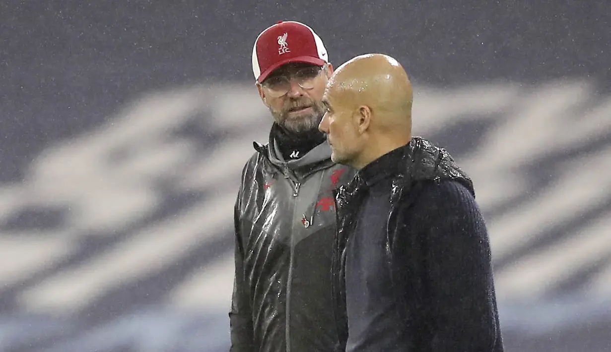 <p>Pelatih Liverpool, Jurgen Klopp, berbincang dengan pelatih Manchester City, Pep Guardiola, pada laga Liga Inggris di Stadion Etihad, Minggu (8/11/2020). Kedua tim bermain imbang 1-1. (Martin Rickett/Pool via AP)</p>