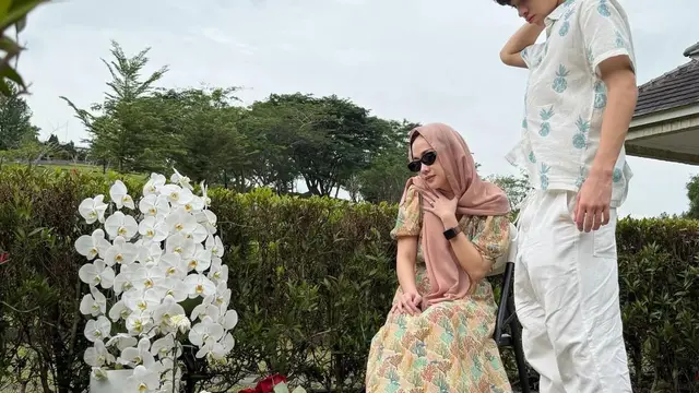 Potret Bare Face Bunga Citra Lestari Ziarah ke Makam Ashraf Jelang Puasa Ramadan, Kenakan Dress Floral dan Sandal Hermes