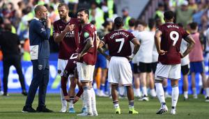 Pelatih kepala West Ham United asal Portugal, Nuno Espirito Santo (kiri), dan para pemainnya bereaksi di lapangan setelah pertandingan Liga Inggris antara West Ham United dan Leeds United di Stadion London, London timur pada 24 Mei 2026. West Ham memenangkan pertandingan 3-0 tetapi terdegradasi karena Tottenham tidak kalah dari Everton. (Henry NICHOLLS/AFP)