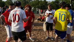 Kehadiran para bintang sepak bola tiruan ini menjadi pemandangan menarik bagi penonton di fan zone Kota Paris. (Bola.com/Vitalis Yogi Trisna)