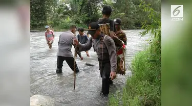 Iptu Candra menggendong sejauh 5 km agar Isak mendapat pertolongan di puskesmas.