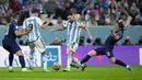 <p>Penyerang Argentina, Lionel Messi membawa bola dari kawalan gelandang Kroasia, Luka Modric selama pertandingan semifinal Piala Dunia 2022 di Stadion Lusail di Lusail, Qatar, Rabu (14/12/2022). Messi sukses menorehkan sederet rekor fantastis di laga kontra Kroasia ini. Dengan sumbangan satu gol ke gawang Kroasia, Messi sah menjadi pemain tersubur sepanjang masa Argentina di putaran final Piala Dunia. (AP Photo/Natacha Pisarenko)</p>