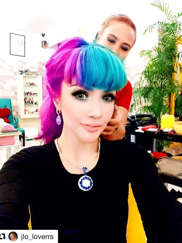 Gaya Barbie Kumalasari dengan Makeup Seperti Boneka (sumber: instagram/barbiekumalasari)