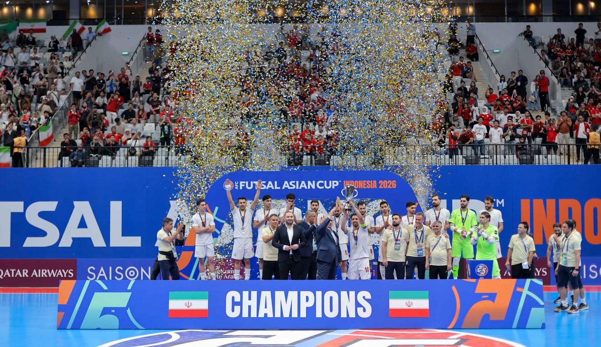Hasil itu memastikan Iran keluar sebagai juara Piala Asia Futsal 2026, sementara Indonesia harus menerima posisi kedua. Tampak dalam foto, pemain Timnas Futsal Iran merayakan gelar juara usai melawan Indonesia pada final Piala Asia Futsal 2026 di Indonesia Arena, Kompleks Gelora Bung Karno, Senayan, Jakarta, Sabtu (7/2/2026). (Bola.com/Bagaskara Lazuardi)