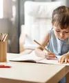 Saat anak bersekolah, kamu dapat mengajarkannya mengenai tanggung jawab dengan mulailah dengan membiasakan mengerjakan tugas yang diberikan guru. [Dok/freepik.com/rawpixel.com]