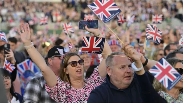 Warga Inggris ikut meramaikan konser Penobatan pada 7 Mei 2023. (AP)