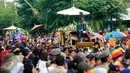 Kereta kuda Kyai Manik Koemolo (depan) titihan dalem KGPAA Paku Alam X melintasi Jl Kusuma Negara, di Yogyakarta, (7/1) . Acara ini dalam perayaan KGPAA Paku Alam X yang dinobatkan sebagai raja Kadipaten Pakualaman.(Boy Harjanto)