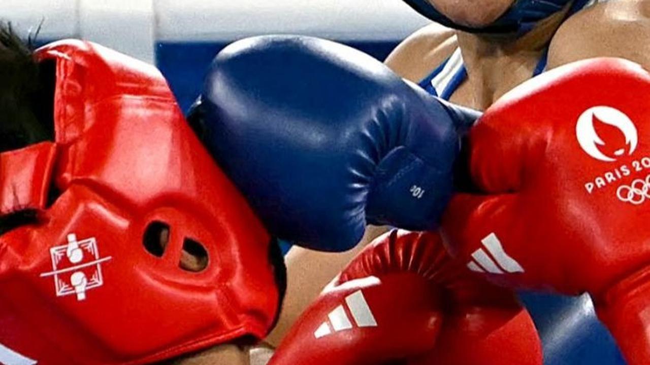 Kemenangan ini memastikan Khelif melaju ke final di kelas menengah 66 kg putri. Foto: AFP