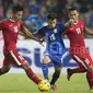 Fachrudin Aryanto (kiri) dan Dedi Kusnandar, berusaha menghentikan pergerakan pemain Thailand, Chanathip Songkrasin, dalam laga leg kedua final Piala AFF 2016 di Stadion Rajamangala, Bangkok, Thailand, Sabtu (17/12/2016). (Bola.com/Vitalis Yogi Trisna)