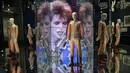 Sebuah manekin mengenakan pakaian yang dirancang oleh Freddie Burretti dipamerkan dalam pameran "David Bowie" di Museum Brooklyn (28/2). Pameran ini dibuka untuk umum pada 2 Maret hingga 15 Juli. (AP Photo / Mary Altaffer)