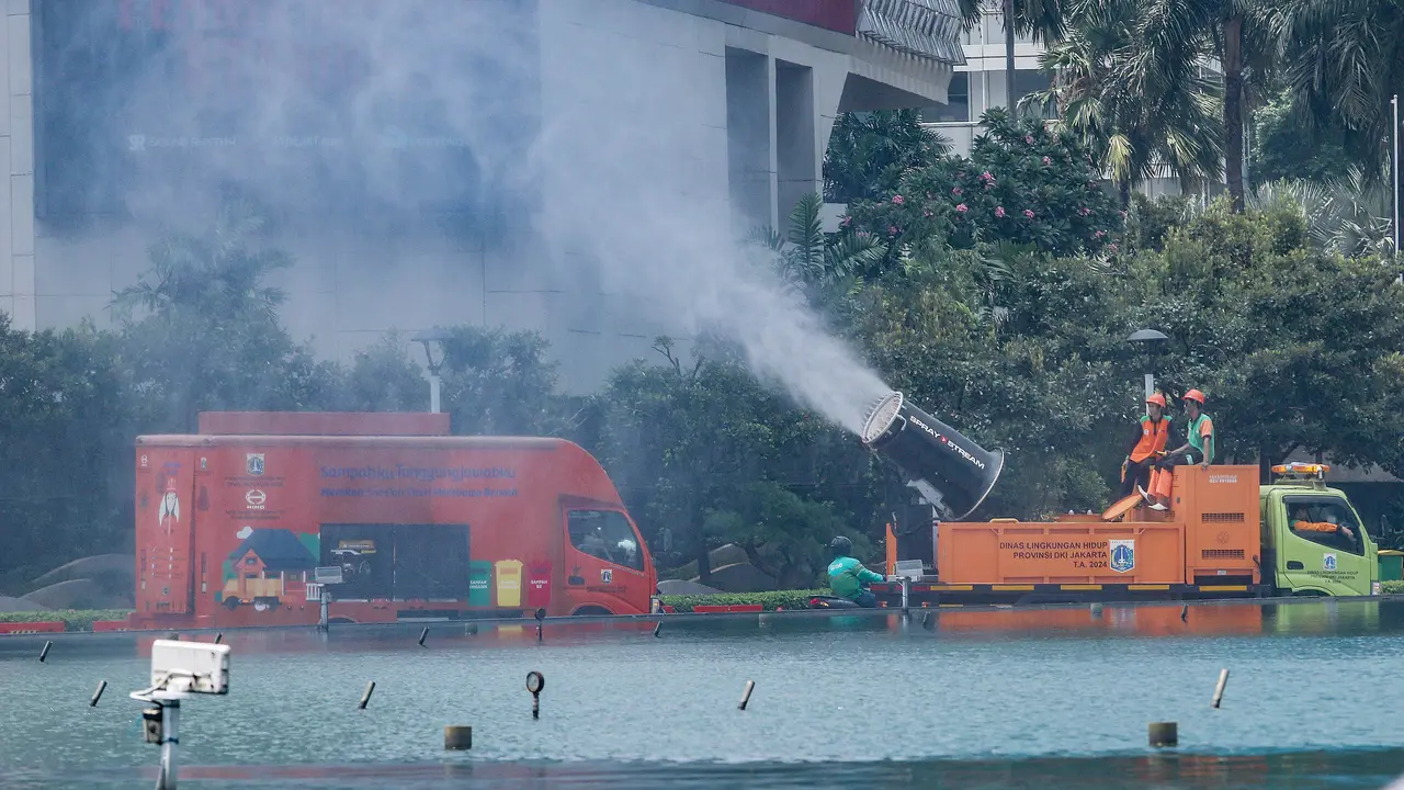 Redam Polusi Udara, DLH Jakarta Semprot Kabut Air di Jalan Protokol