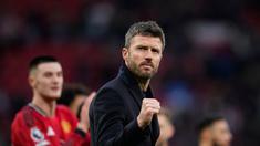 Selebrasi Michael Carrick usai membawa Manchester United meraih kemanangan dramatis atas Fulham 3-2 di Old Trafford, Minggu (1/2/2026) malam WIB. (AP Photo/Dave Thompson)