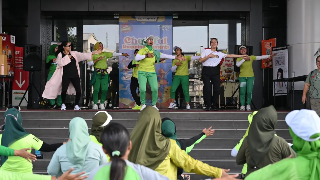 Dalam rangka menyambut Hari Olahraga Nasional, Stafsus Menpora Alia Laksono menggaungkan gelora hidup sehat bagi masyarakat dengan mengadakan senam di City Plaza Jatinegara, Jakarta Timur, Minggu (3/9/2023) (Istimewa)